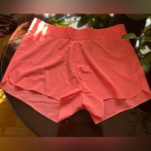 Tag Women’s Neon Orange short in Size Small